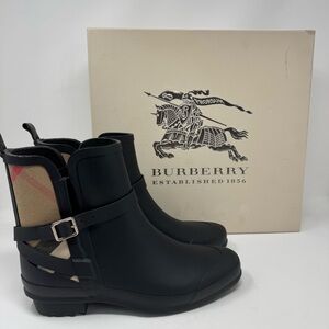BURBERRY RIDDLESTONE SHORT HOUSECHECK BUCKLE RUBBER RAIN BOOTS 38/8